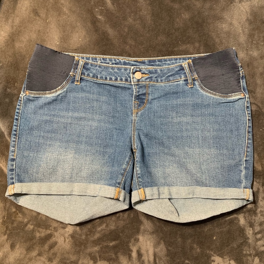 Side panel maternity shorts